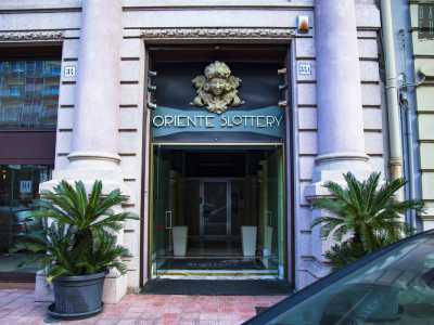 Al momento della realizzazione dell'hotel si diede anche vita al teatro Oriente, dotato di 2mila posti a sedere. Teatro che dopo poco fu trasformato in cinema: una destinazione che mantenuto per decenni fino a quando, nel 2002, una sala bingo ha preso il suo posto